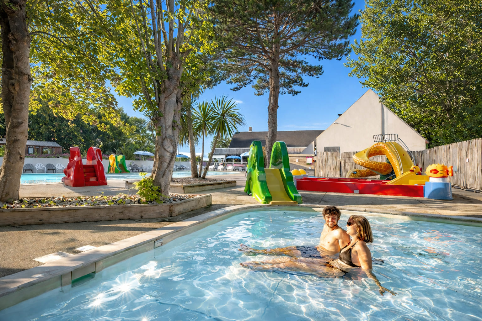 Piscine chauffée extérieure du Camping Havre de Bernières avec pataugeoire et toboggan